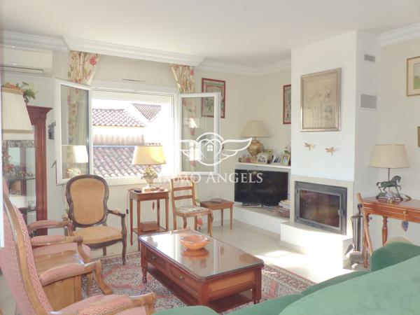 Maison T4/5 de 160m², grand garage, piscine et T2 indépendant sur 440m² de terrain.