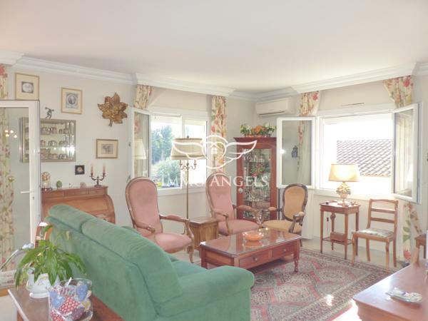 Maison T4/5 de 160m², grand garage, piscine et T2 indépendant sur 440m² de terrain.