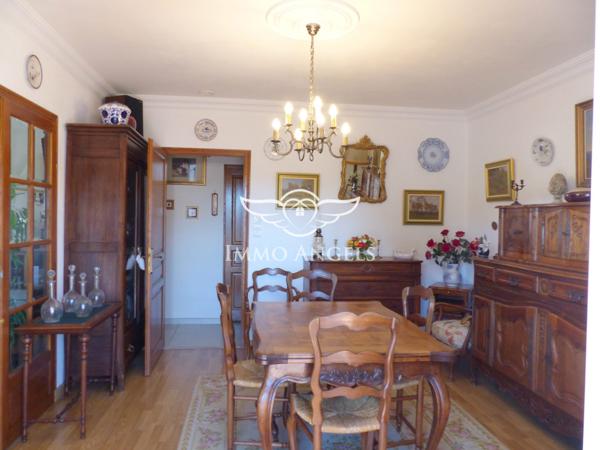 Maison T4/5 de 160m², grand garage, piscine et T2 indépendant sur 440m² de terrain.