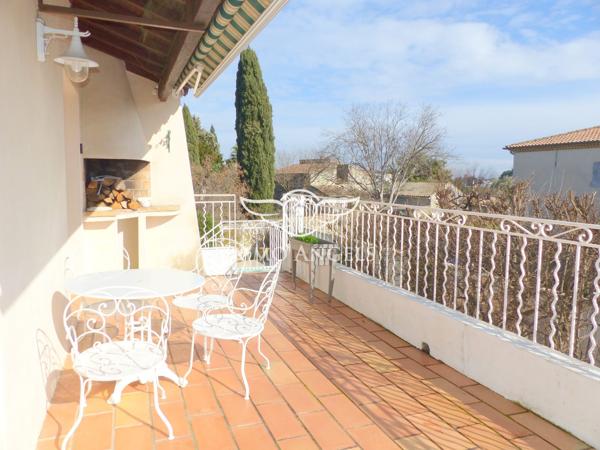 Maison T4/5 de 160m², grand garage, piscine et T2 indépendant sur 440m² de terrain.