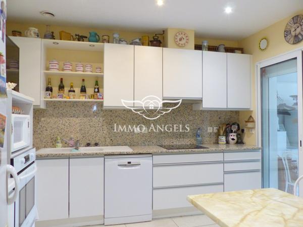 Maison T4/5 de 160m², grand garage, piscine et T2 indépendant sur 440m² de terrain.