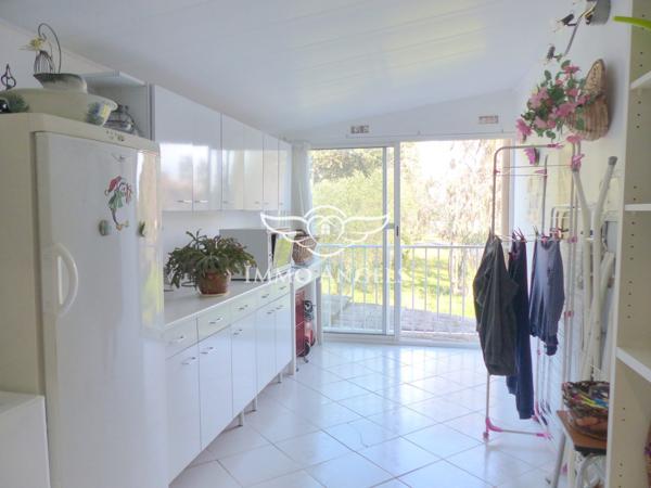 Maison T4/5 de 160m², grand garage, piscine et T2 indépendant sur 440m² de terrain.