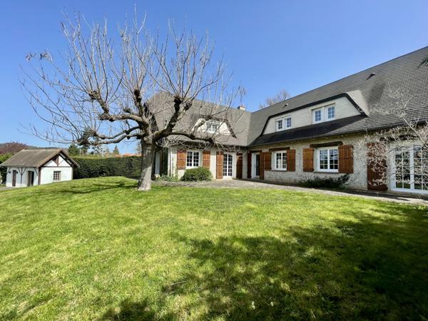 Saint-Priest-en-Jarez (42270) Maison 280M2 avec terrain de 2000M2 et piscine .