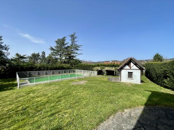 Saint-Priest-en-Jarez (42270) Maison 280M2 avec terrain de 2000M2 et piscine .