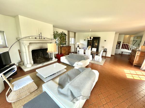 Saint-Priest-en-Jarez (42270) Maison 280M2 avec terrain de 2000M2 et piscine .