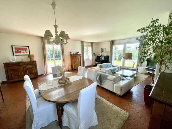 Saint-Priest-en-Jarez (42270) Maison 280M2 avec terrain de 2000M2 et piscine .