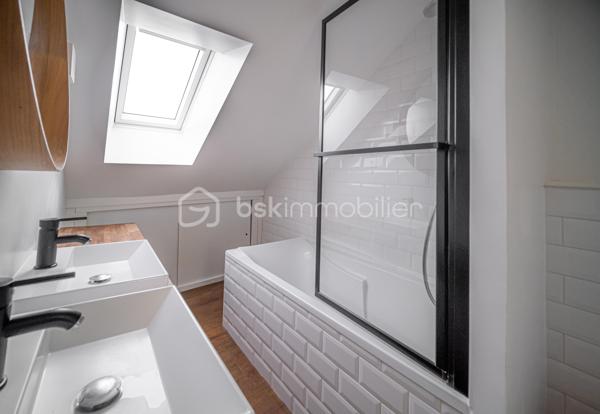 Votre conseillère Shana WURMSER, vous propose cet appartement type loft situé à Charleville-Mézières dans un immeuble en copropriété.

Au 5ème et dernier étage avec ascenseur, entrée, vaste salon/salle à manger ouvert sur la cuisine équipée (four, plaque, hotte, lave vaisselle), une chambre, un bureau et une salle de bain/wc.

Nombreux rangements dans les espaces en sous pente.

Travaux réalisés; électricité, isolation, menuiseries, VMC, plomberie, remise en peinture.

Charges de copropriété ; 1 300€/an

Foncier: 1 031€/an

Libre de toute occupation. IDEAL projet location courte durée.