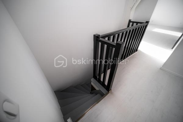 Votre conseillère Shana WURMSER, vous propose cet appartement type loft situé à Charleville-Mézières dans un immeuble en copropriété.

Au 5ème et dernier étage avec ascenseur, entrée, vaste salon/salle à manger ouvert sur la cuisine équipée (four, plaque, hotte, lave vaisselle), une chambre, un bureau et une salle de bain/wc.

Nombreux rangements dans les espaces en sous pente.

Travaux réalisés; électricité, isolation, menuiseries, VMC, plomberie, remise en peinture.

Charges de copropriété ; 1 300€/an

Foncier: 1 031€/an

Libre de toute occupation. IDEAL projet location courte durée.