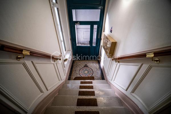 Votre conseillère Shana WURMSER, vous propose cet appartement type loft situé à Charleville-Mézières dans un immeuble en copropriété.

Au 5ème et dernier étage avec ascenseur, entrée, vaste salon/salle à manger ouvert sur la cuisine équipée (four, plaque, hotte, lave vaisselle), une chambre, un bureau et une salle de bain/wc.

Nombreux rangements dans les espaces en sous pente.

Travaux réalisés; électricité, isolation, menuiseries, VMC, plomberie, remise en peinture.

Charges de copropriété ; 1 300€/an

Foncier: 1 031€/an

Libre de toute occupation. IDEAL projet location courte durée.