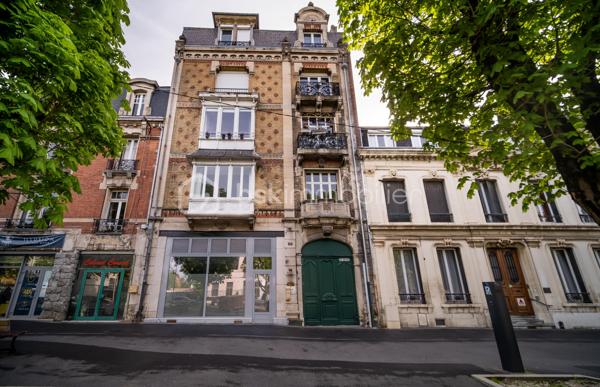 Votre conseillère Shana WURMSER, vous propose cet appartement type loft situé à Charleville-Mézières dans un immeuble en copropriété.

Au 5ème et dernier étage avec ascenseur, entrée, vaste salon/salle à manger ouvert sur la cuisine équipée (four, plaque, hotte, lave vaisselle), une chambre, un bureau et une salle de bain/wc.

Nombreux rangements dans les espaces en sous pente.

Travaux réalisés; électricité, isolation, menuiseries, VMC, plomberie, remise en peinture.

Charges de copropriété ; 1 300€/an

Foncier: 1 031€/an

Libre de toute occupation. IDEAL projet location courte durée.