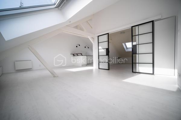 Votre conseillère Shana WURMSER, vous propose cet appartement type loft situé à Charleville-Mézières dans un immeuble en copropriété.

Au 5ème et dernier étage avec ascenseur, entrée, vaste salon/salle à manger ouvert sur la cuisine équipée (four, plaque, hotte, lave vaisselle), une chambre, un bureau et une salle de bain/wc.

Nombreux rangements dans les espaces en sous pente.

Travaux réalisés; électricité, isolation, menuiseries, VMC, plomberie, remise en peinture.

Charges de copropriété ; 1 300€/an

Foncier: 1 031€/an

Libre de toute occupation. IDEAL projet location courte durée.