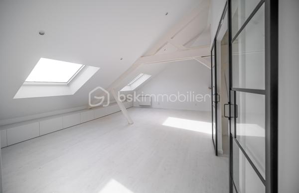 Votre conseillère Shana WURMSER, vous propose cet appartement type loft situé à Charleville-Mézières dans un immeuble en copropriété.

Au 5ème et dernier étage avec ascenseur, entrée, vaste salon/salle à manger ouvert sur la cuisine équipée (four, plaque, hotte, lave vaisselle), une chambre, un bureau et une salle de bain/wc.

Nombreux rangements dans les espaces en sous pente.

Travaux réalisés; électricité, isolation, menuiseries, VMC, plomberie, remise en peinture.

Charges de copropriété ; 1 300€/an

Foncier: 1 031€/an

Libre de toute occupation. IDEAL projet location courte durée.