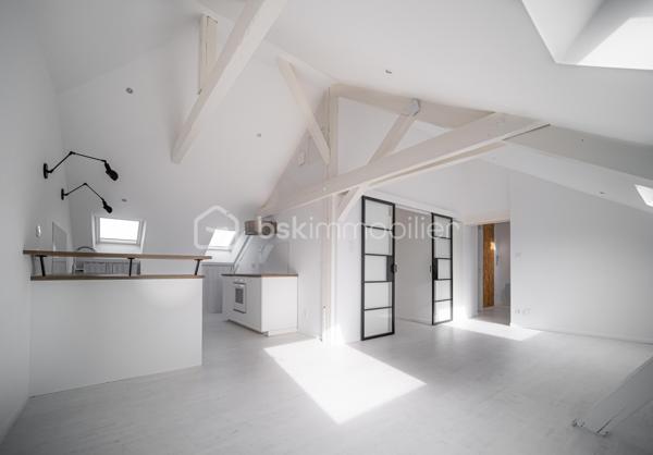 Votre conseillère Shana WURMSER, vous propose cet appartement type loft situé à Charleville-Mézières dans un immeuble en copropriété.

Au 5ème et dernier étage avec ascenseur, entrée, vaste salon/salle à manger ouvert sur la cuisine équipée (four, plaque, hotte, lave vaisselle), une chambre, un bureau et une salle de bain/wc.

Nombreux rangements dans les espaces en sous pente.

Travaux réalisés; électricité, isolation, menuiseries, VMC, plomberie, remise en peinture.

Charges de copropriété ; 1 300€/an

Foncier: 1 031€/an

Libre de toute occupation. IDEAL projet location courte durée.