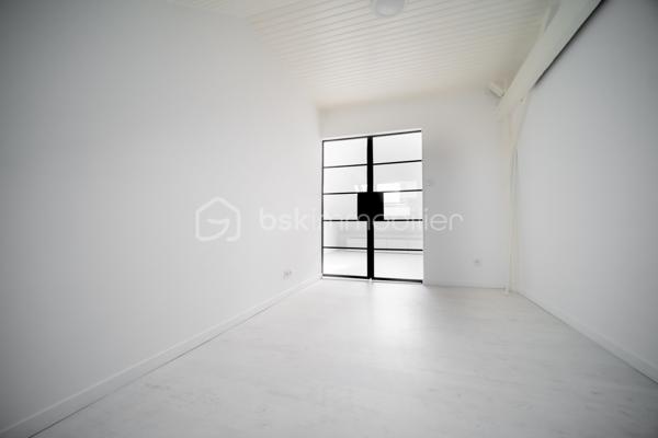 Votre conseillère Shana WURMSER, vous propose cet appartement type loft situé à Charleville-Mézières dans un immeuble en copropriété.

Au 5ème et dernier étage avec ascenseur, entrée, vaste salon/salle à manger ouvert sur la cuisine équipée (four, plaque, hotte, lave vaisselle), une chambre, un bureau et une salle de bain/wc.

Nombreux rangements dans les espaces en sous pente.

Travaux réalisés; électricité, isolation, menuiseries, VMC, plomberie, remise en peinture.

Charges de copropriété ; 1 300€/an

Foncier: 1 031€/an

Libre de toute occupation. IDEAL projet location courte durée.