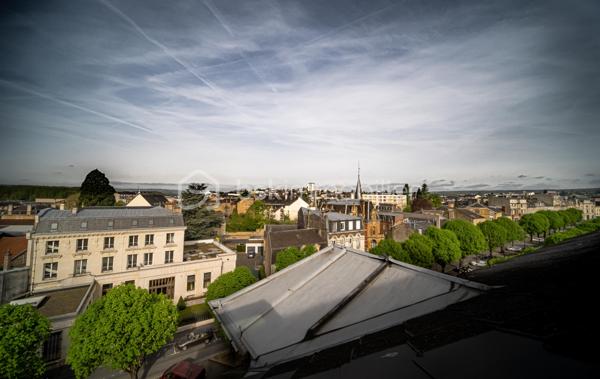 Votre conseillère Shana WURMSER, vous propose cet appartement type loft situé à Charleville-Mézières dans un immeuble en copropriété.

Au 5ème et dernier étage avec ascenseur, entrée, vaste salon/salle à manger ouvert sur la cuisine équipée (four, plaque, hotte, lave vaisselle), une chambre, un bureau et une salle de bain/wc.

Nombreux rangements dans les espaces en sous pente.

Travaux réalisés; électricité, isolation, menuiseries, VMC, plomberie, remise en peinture.

Charges de copropriété ; 1 300€/an

Foncier: 1 031€/an

Libre de toute occupation. IDEAL projet location courte durée.