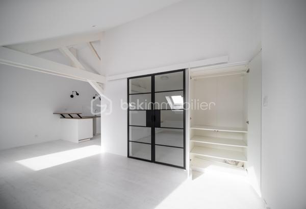 Votre conseillère Shana WURMSER, vous propose cet appartement type loft situé à Charleville-Mézières dans un immeuble en copropriété.

Au 5ème et dernier étage avec ascenseur, entrée, vaste salon/salle à manger ouvert sur la cuisine équipée (four, plaque, hotte, lave vaisselle), une chambre, un bureau et une salle de bain/wc.

Nombreux rangements dans les espaces en sous pente.

Travaux réalisés; électricité, isolation, menuiseries, VMC, plomberie, remise en peinture.

Charges de copropriété ; 1 300€/an

Foncier: 1 031€/an

Libre de toute occupation. IDEAL projet location courte durée.