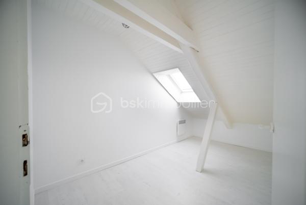 Votre conseillère Shana WURMSER, vous propose cet appartement type loft situé à Charleville-Mézières dans un immeuble en copropriété.

Au 5ème et dernier étage avec ascenseur, entrée, vaste salon/salle à manger ouvert sur la cuisine équipée (four, plaque, hotte, lave vaisselle), une chambre, un bureau et une salle de bain/wc.

Nombreux rangements dans les espaces en sous pente.

Travaux réalisés; électricité, isolation, menuiseries, VMC, plomberie, remise en peinture.

Charges de copropriété ; 1 300€/an

Foncier: 1 031€/an

Libre de toute occupation. IDEAL projet location courte durée.