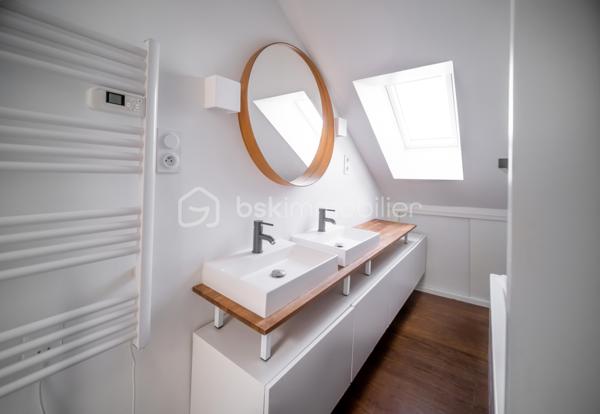 Votre conseillère Shana WURMSER, vous propose cet appartement type loft situé à Charleville-Mézières dans un immeuble en copropriété.

Au 5ème et dernier étage avec ascenseur, entrée, vaste salon/salle à manger ouvert sur la cuisine équipée (four, plaque, hotte, lave vaisselle), une chambre, un bureau et une salle de bain/wc.

Nombreux rangements dans les espaces en sous pente.

Travaux réalisés; électricité, isolation, menuiseries, VMC, plomberie, remise en peinture.

Charges de copropriété ; 1 300€/an

Foncier: 1 031€/an

Libre de toute occupation. IDEAL projet location courte durée.