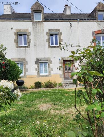 VISITE VIRTUELLE SUR DEMANDE .
Je vous présente cette très belle maison de 7 pièces de 132 M2 avec un sous sol et un beau jardin arboré.
Proche de toutes les commodités d'AURAY et de la gare.

Elle se compose d'une entrée avec dégagement donnant sur un salon séjour avec double exposition. Une cuisine ouverte; un wc , Et une chambre avec salle d'eau attenante et toilette.
Un escalier donnant accès au premier niveau avec un palier et une grande chambre avec une salle d'eau et WC.
Un bel  escalier central mène au premier niveau sur un palier desservant un bureau pouvant servir de petite chambre et une suite parentale avec salle d'eau, WC séparé et un grand placard.
Au 3e niveau, un palier dessert 2 chambres en enfilades et un grenier entièrement aménageable avec beaucoup de potentiel.

Prévoir des travaux d'aménagement Sur le dernier niveau.

Un sous sol est idéal pour le stockage avec des caves.
Le tout sur une jolie parcelle arborée pour vos moments de détente.
Cette maison peut être divisée en 2 logements car elle a 2 entrées indépendantes..
Elle est idéale pour une famille ou une personne en profession libérale avec un besoin de local pour recevoir ses clients, Ou une maison de vacances ou investissement.
N'hésitez pas à me contacter pour organiser une visite de ce bien.