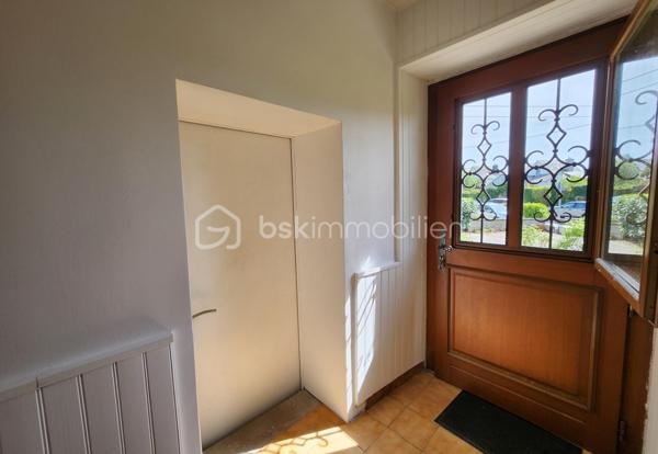 VISITE VIRTUELLE SUR DEMANDE .
Je vous présente cette très belle maison de 7 pièces de 132 M2 avec un sous sol et un beau jardin arboré.
Proche de toutes les commodités d'AURAY et de la gare.

Elle se compose d'une entrée avec dégagement donnant sur un salon séjour avec double exposition. Une cuisine ouverte; un wc , Et une chambre avec salle d'eau attenante et toilette.
Un escalier donnant accès au premier niveau avec un palier et une grande chambre avec une salle d'eau et WC.
Un bel  escalier central mène au premier niveau sur un palier desservant un bureau pouvant servir de petite chambre et une suite parentale avec salle d'eau, WC séparé et un grand placard.
Au 3e niveau, un palier dessert 2 chambres en enfilades et un grenier entièrement aménageable avec beaucoup de potentiel.

Prévoir des travaux d'aménagement Sur le dernier niveau.

Un sous sol est idéal pour le stockage avec des caves.
Le tout sur une jolie parcelle arborée pour vos moments de détente.
Cette maison peut être divisée en 2 logements car elle a 2 entrées indépendantes..
Elle est idéale pour une famille ou une personne en profession libérale avec un besoin de local pour recevoir ses clients, Ou une maison de vacances ou investissement.
N'hésitez pas à me contacter pour organiser une visite de ce bien.