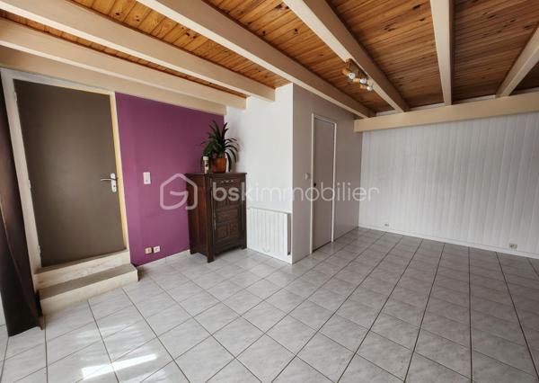 VISITE VIRTUELLE SUR DEMANDE .
Je vous présente cette très belle maison de 7 pièces de 132 M2 avec un sous sol et un beau jardin arboré.
Proche de toutes les commodités d'AURAY et de la gare.

Elle se compose d'une entrée avec dégagement donnant sur un salon séjour avec double exposition. Une cuisine ouverte; un wc , Et une chambre avec salle d'eau attenante et toilette.
Un escalier donnant accès au premier niveau avec un palier et une grande chambre avec une salle d'eau et WC.
Un bel  escalier central mène au premier niveau sur un palier desservant un bureau pouvant servir de petite chambre et une suite parentale avec salle d'eau, WC séparé et un grand placard.
Au 3e niveau, un palier dessert 2 chambres en enfilades et un grenier entièrement aménageable avec beaucoup de potentiel.

Prévoir des travaux d'aménagement Sur le dernier niveau.

Un sous sol est idéal pour le stockage avec des caves.
Le tout sur une jolie parcelle arborée pour vos moments de détente.
Cette maison peut être divisée en 2 logements car elle a 2 entrées indépendantes..
Elle est idéale pour une famille ou une personne en profession libérale avec un besoin de local pour recevoir ses clients, Ou une maison de vacances ou investissement.
N'hésitez pas à me contacter pour organiser une visite de ce bien.