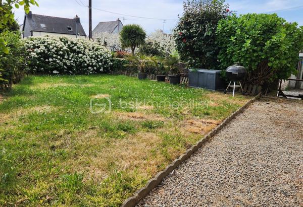VISITE VIRTUELLE SUR DEMANDE .
Je vous présente cette très belle maison de 7 pièces de 132 M2 avec un sous sol et un beau jardin arboré.
Proche de toutes les commodités d'AURAY et de la gare.

Elle se compose d'une entrée avec dégagement donnant sur un salon séjour avec double exposition. Une cuisine ouverte; un wc , Et une chambre avec salle d'eau attenante et toilette.
Un escalier donnant accès au premier niveau avec un palier et une grande chambre avec une salle d'eau et WC.
Un bel  escalier central mène au premier niveau sur un palier desservant un bureau pouvant servir de petite chambre et une suite parentale avec salle d'eau, WC séparé et un grand placard.
Au 3e niveau, un palier dessert 2 chambres en enfilades et un grenier entièrement aménageable avec beaucoup de potentiel.

Prévoir des travaux d'aménagement Sur le dernier niveau.

Un sous sol est idéal pour le stockage avec des caves.
Le tout sur une jolie parcelle arborée pour vos moments de détente.
Cette maison peut être divisée en 2 logements car elle a 2 entrées indépendantes..
Elle est idéale pour une famille ou une personne en profession libérale avec un besoin de local pour recevoir ses clients, Ou une maison de vacances ou investissement.
N'hésitez pas à me contacter pour organiser une visite de ce bien.