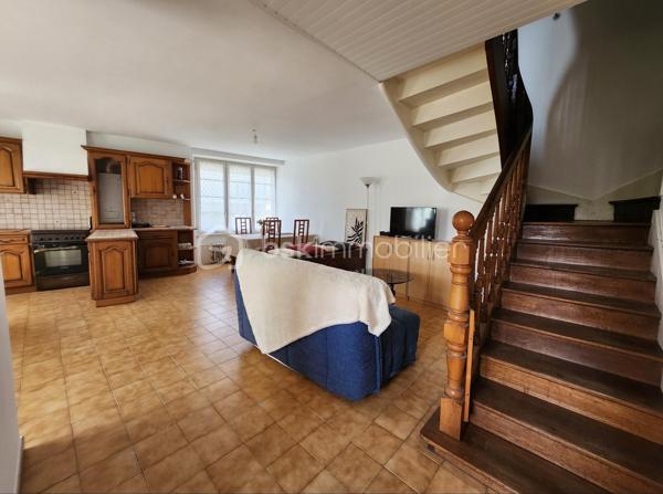VISITE VIRTUELLE SUR DEMANDE .
Je vous présente cette très belle maison de 7 pièces de 132 M2 avec un sous sol et un beau jardin arboré.
Proche de toutes les commodités d'AURAY et de la gare.

Elle se compose d'une entrée avec dégagement donnant sur un salon séjour avec double exposition. Une cuisine ouverte; un wc , Et une chambre avec salle d'eau attenante et toilette.
Un escalier donnant accès au premier niveau avec un palier et une grande chambre avec une salle d'eau et WC.
Un bel  escalier central mène au premier niveau sur un palier desservant un bureau pouvant servir de petite chambre et une suite parentale avec salle d'eau, WC séparé et un grand placard.
Au 3e niveau, un palier dessert 2 chambres en enfilades et un grenier entièrement aménageable avec beaucoup de potentiel.

Prévoir des travaux d'aménagement Sur le dernier niveau.

Un sous sol est idéal pour le stockage avec des caves.
Le tout sur une jolie parcelle arborée pour vos moments de détente.
Cette maison peut être divisée en 2 logements car elle a 2 entrées indépendantes..
Elle est idéale pour une famille ou une personne en profession libérale avec un besoin de local pour recevoir ses clients, Ou une maison de vacances ou investissement.
N'hésitez pas à me contacter pour organiser une visite de ce bien.