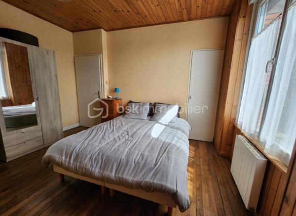 VISITE VIRTUELLE SUR DEMANDE .
Je vous présente cette très belle maison de 7 pièces de 132 M2 avec un sous sol et un beau jardin arboré.
Proche de toutes les commodités d'AURAY et de la gare.

Elle se compose d'une entrée avec dégagement donnant sur un salon séjour avec double exposition. Une cuisine ouverte; un wc , Et une chambre avec salle d'eau attenante et toilette.
Un escalier donnant accès au premier niveau avec un palier et une grande chambre avec une salle d'eau et WC.
Un bel  escalier central mène au premier niveau sur un palier desservant un bureau pouvant servir de petite chambre et une suite parentale avec salle d'eau, WC séparé et un grand placard.
Au 3e niveau, un palier dessert 2 chambres en enfilades et un grenier entièrement aménageable avec beaucoup de potentiel.

Prévoir des travaux d'aménagement Sur le dernier niveau.

Un sous sol est idéal pour le stockage avec des caves.
Le tout sur une jolie parcelle arborée pour vos moments de détente.
Cette maison peut être divisée en 2 logements car elle a 2 entrées indépendantes..
Elle est idéale pour une famille ou une personne en profession libérale avec un besoin de local pour recevoir ses clients, Ou une maison de vacances ou investissement.
N'hésitez pas à me contacter pour organiser une visite de ce bien.
