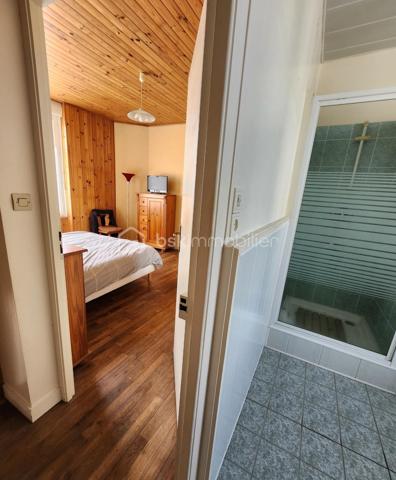 VISITE VIRTUELLE SUR DEMANDE .
Je vous présente cette très belle maison de 7 pièces de 132 M2 avec un sous sol et un beau jardin arboré.
Proche de toutes les commodités d'AURAY et de la gare.

Elle se compose d'une entrée avec dégagement donnant sur un salon séjour avec double exposition. Une cuisine ouverte; un wc , Et une chambre avec salle d'eau attenante et toilette.
Un escalier donnant accès au premier niveau avec un palier et une grande chambre avec une salle d'eau et WC.
Un bel  escalier central mène au premier niveau sur un palier desservant un bureau pouvant servir de petite chambre et une suite parentale avec salle d'eau, WC séparé et un grand placard.
Au 3e niveau, un palier dessert 2 chambres en enfilades et un grenier entièrement aménageable avec beaucoup de potentiel.

Prévoir des travaux d'aménagement Sur le dernier niveau.

Un sous sol est idéal pour le stockage avec des caves.
Le tout sur une jolie parcelle arborée pour vos moments de détente.
Cette maison peut être divisée en 2 logements car elle a 2 entrées indépendantes..
Elle est idéale pour une famille ou une personne en profession libérale avec un besoin de local pour recevoir ses clients, Ou une maison de vacances ou investissement.
N'hésitez pas à me contacter pour organiser une visite de ce bien.