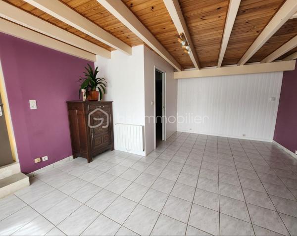 VISITE VIRTUELLE SUR DEMANDE .
Je vous présente cette très belle maison de 7 pièces de 132 M2 avec un sous sol et un beau jardin arboré.
Proche de toutes les commodités d'AURAY et de la gare.

Elle se compose d'une entrée avec dégagement donnant sur un salon séjour avec double exposition. Une cuisine ouverte; un wc , Et une chambre avec salle d'eau attenante et toilette.
Un escalier donnant accès au premier niveau avec un palier et une grande chambre avec une salle d'eau et WC.
Un bel  escalier central mène au premier niveau sur un palier desservant un bureau pouvant servir de petite chambre et une suite parentale avec salle d'eau, WC séparé et un grand placard.
Au 3e niveau, un palier dessert 2 chambres en enfilades et un grenier entièrement aménageable avec beaucoup de potentiel.

Prévoir des travaux d'aménagement Sur le dernier niveau.

Un sous sol est idéal pour le stockage avec des caves.
Le tout sur une jolie parcelle arborée pour vos moments de détente.
Cette maison peut être divisée en 2 logements car elle a 2 entrées indépendantes..
Elle est idéale pour une famille ou une personne en profession libérale avec un besoin de local pour recevoir ses clients, Ou une maison de vacances ou investissement.
N'hésitez pas à me contacter pour organiser une visite de ce bien.