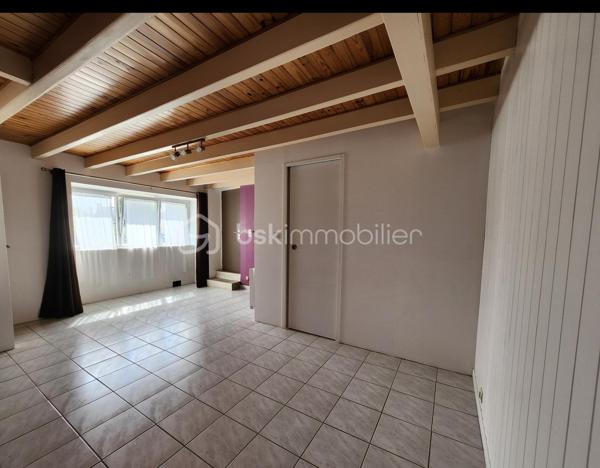 VISITE VIRTUELLE SUR DEMANDE .
Je vous présente cette très belle maison de 7 pièces de 132 M2 avec un sous sol et un beau jardin arboré.
Proche de toutes les commodités d'AURAY et de la gare.

Elle se compose d'une entrée avec dégagement donnant sur un salon séjour avec double exposition. Une cuisine ouverte; un wc , Et une chambre avec salle d'eau attenante et toilette.
Un escalier donnant accès au premier niveau avec un palier et une grande chambre avec une salle d'eau et WC.
Un bel  escalier central mène au premier niveau sur un palier desservant un bureau pouvant servir de petite chambre et une suite parentale avec salle d'eau, WC séparé et un grand placard.
Au 3e niveau, un palier dessert 2 chambres en enfilades et un grenier entièrement aménageable avec beaucoup de potentiel.

Prévoir des travaux d'aménagement Sur le dernier niveau.

Un sous sol est idéal pour le stockage avec des caves.
Le tout sur une jolie parcelle arborée pour vos moments de détente.
Cette maison peut être divisée en 2 logements car elle a 2 entrées indépendantes..
Elle est idéale pour une famille ou une personne en profession libérale avec un besoin de local pour recevoir ses clients, Ou une maison de vacances ou investissement.
N'hésitez pas à me contacter pour organiser une visite de ce bien.