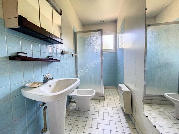 GRANDE MAISON A VENDRE BRIVE LA GAILLARDE 197M2 7 CHAMBRES - GARAGE - 2 SALLES D'EAU - 1 SALLE DE BAINS - 2 WC - 1 CUISINE AMENAGEE ET EQUIPEE - TERRAIN 350 M2