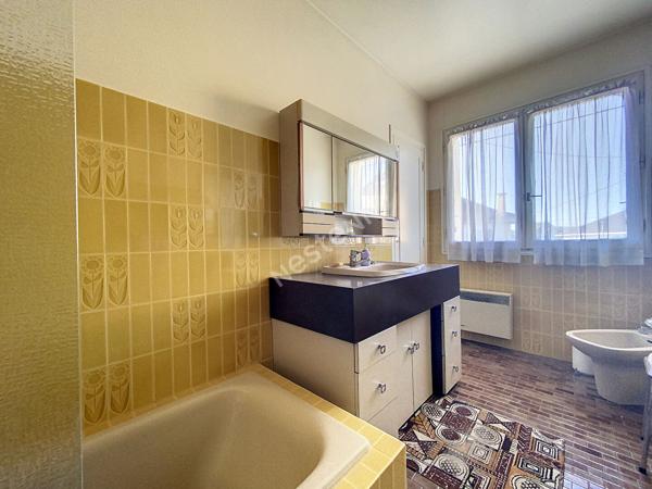 GRANDE MAISON A VENDRE BRIVE LA GAILLARDE 197M2 7 CHAMBRES - GARAGE - 2 SALLES D'EAU - 1 SALLE DE BAINS - 2 WC - 1 CUISINE AMENAGEE ET EQUIPEE - TERRAIN 350 M2