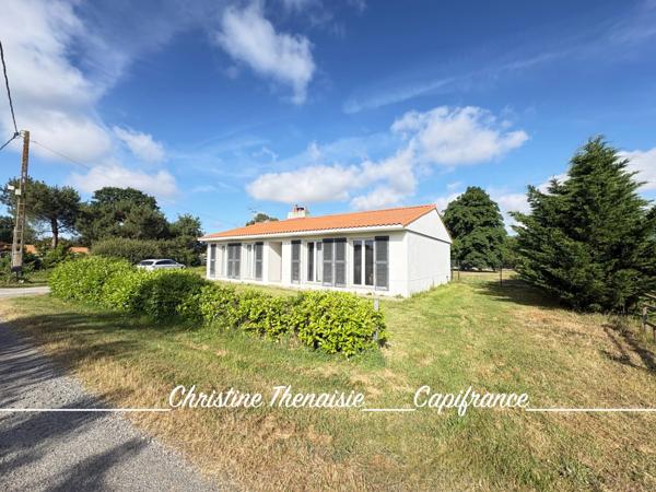 Maison à vendre Plain-Pied - 3 chambres - Garages - Grand terrain  COMMEQUIERS (85)