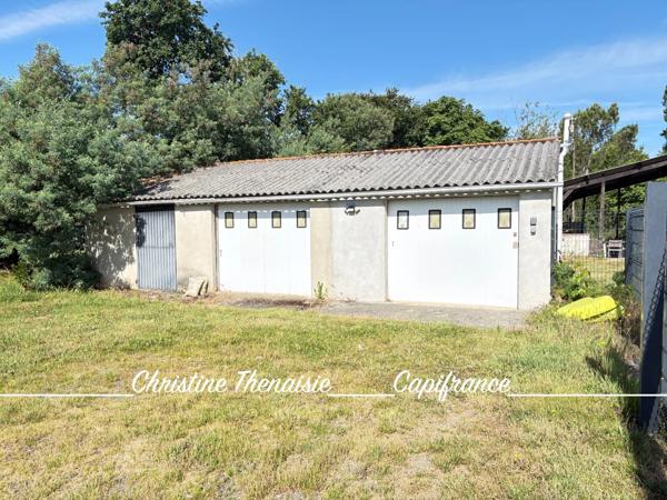 Maison à vendre Plain-Pied - 3 chambres - Garages - Grand terrain  COMMEQUIERS (85)