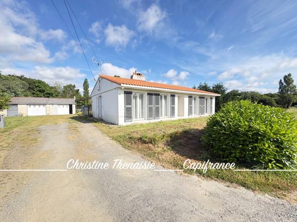 Maison à vendre Plain-Pied - 3 chambres - Garages - Grand terrain  COMMEQUIERS (85)