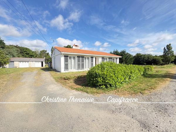 Maison à vendre Plain-Pied - 3 chambres - Garages - Grand terrain  COMMEQUIERS (85)