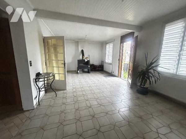 Maison semi- individuelle par le garage