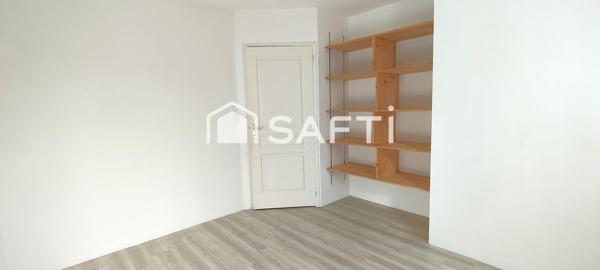 Maison rénovée de trois chambres, un bureau le tout de plain-pied