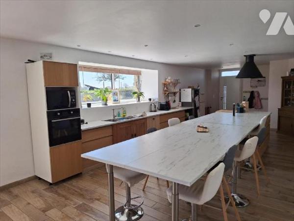 A Vendre, à ERNEE (53500) en Mayenne. Une maison à usage d'habitation, offrant 296 m² habitable...