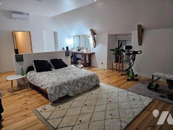 A Vendre, à ERNEE (53500) en Mayenne. Une maison à usage d'habitation, offrant 296 m² habitable...