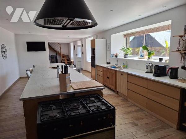 A Vendre, à ERNEE (53500) en Mayenne. Une maison à usage d'habitation, offrant 296 m² habitable...