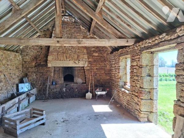 A Vendre, à ERNEE (53500) en Mayenne. Une maison à usage d'habitation, offrant 296 m² habitable...
