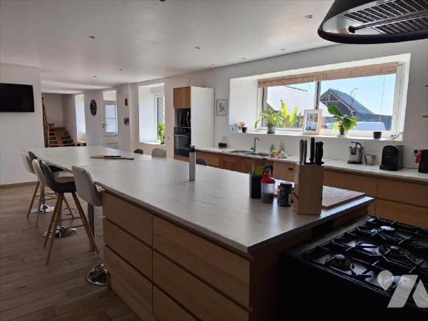 A Vendre, à ERNEE (53500) en Mayenne. Une maison à usage d'habitation, offrant 296 m² habitable...