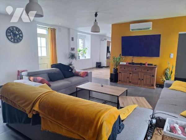A Vendre, à ERNEE (53500) en Mayenne. Une maison à usage d'habitation, offrant 296 m² habitable...