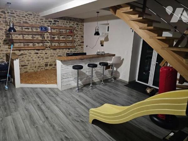 A Vendre, à ERNEE (53500) en Mayenne. Une maison à usage d'habitation, offrant 296 m² habitable...