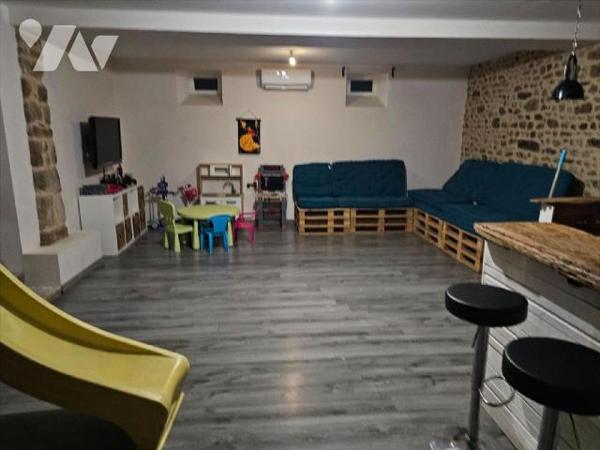A Vendre, à ERNEE (53500) en Mayenne. Une maison à usage d'habitation, offrant 296 m² habitable...