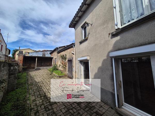 A VENDRE en Exclusivité au Boupère, Maison de bourg de 91 m2 env avec 2 chambres et 1 grenier sur une parcelle de 187 m2