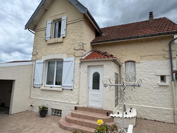 MAISON DE VILLE, GRANDE PIÈCE DE VIE, 4 CHAMBRES ET BEAU JARDIN PAYSAGÉ