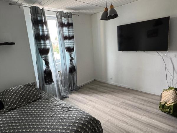 MAISON DE VILLE, GRANDE PIÈCE DE VIE, 4 CHAMBRES ET BEAU JARDIN PAYSAGÉ